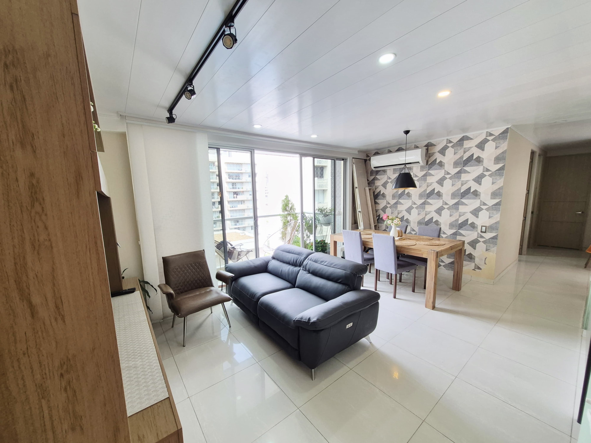 Sala-comedor con balcón del apartamento en Edificio Irati