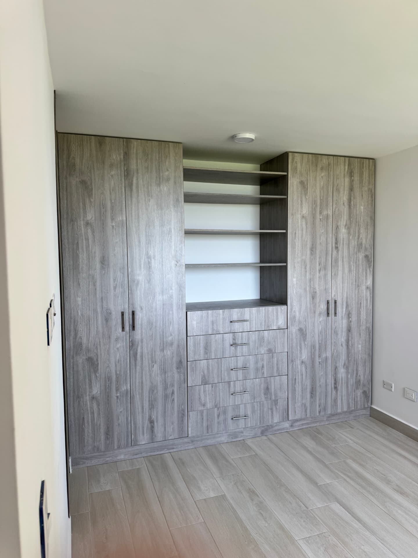 Closet a la medida en habitación
