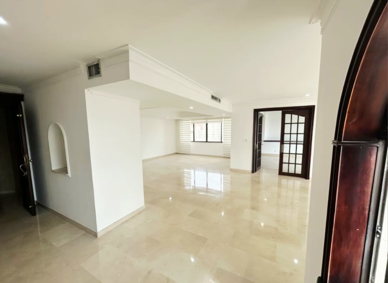 Sala y comedor independientes del apartamento de 342 m² en Alto Prado