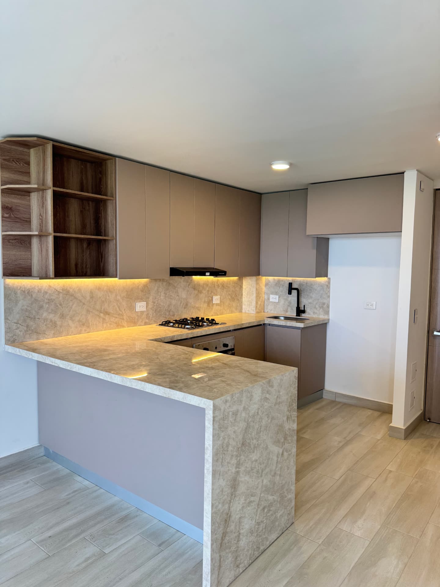 Cocina integral del apartamento con isla y mesón