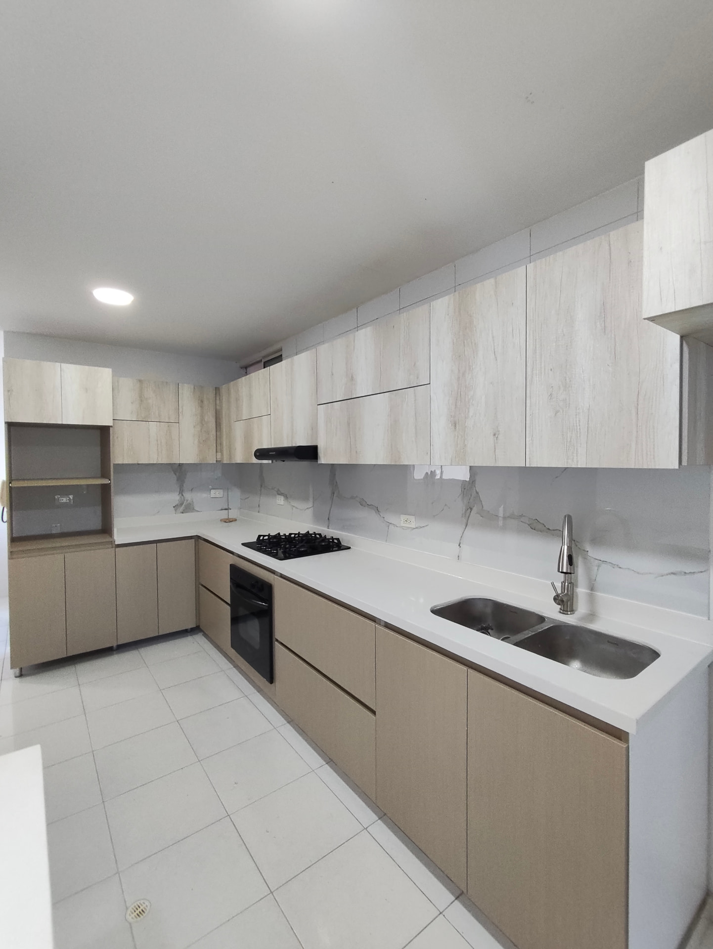 Cocina integral en L con mesón blanco