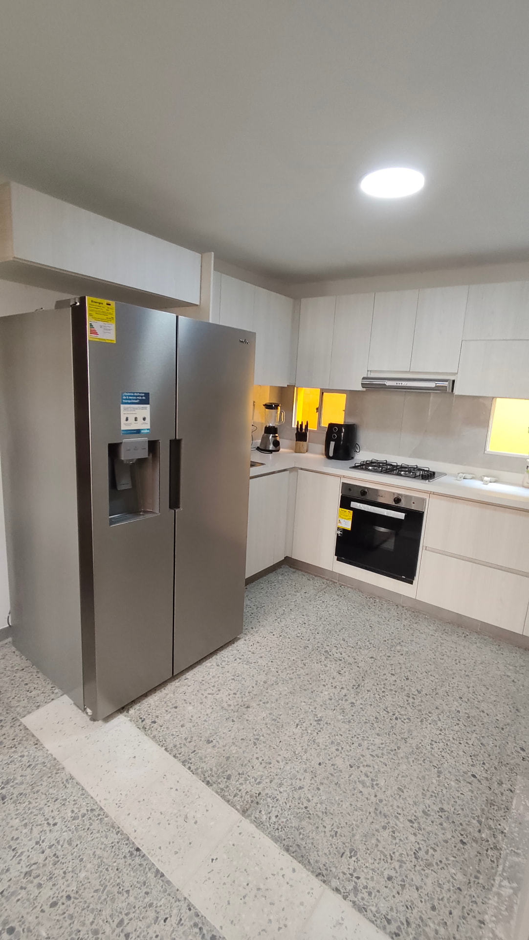 Cocina integral con muebles superiores e inferiores a la medida