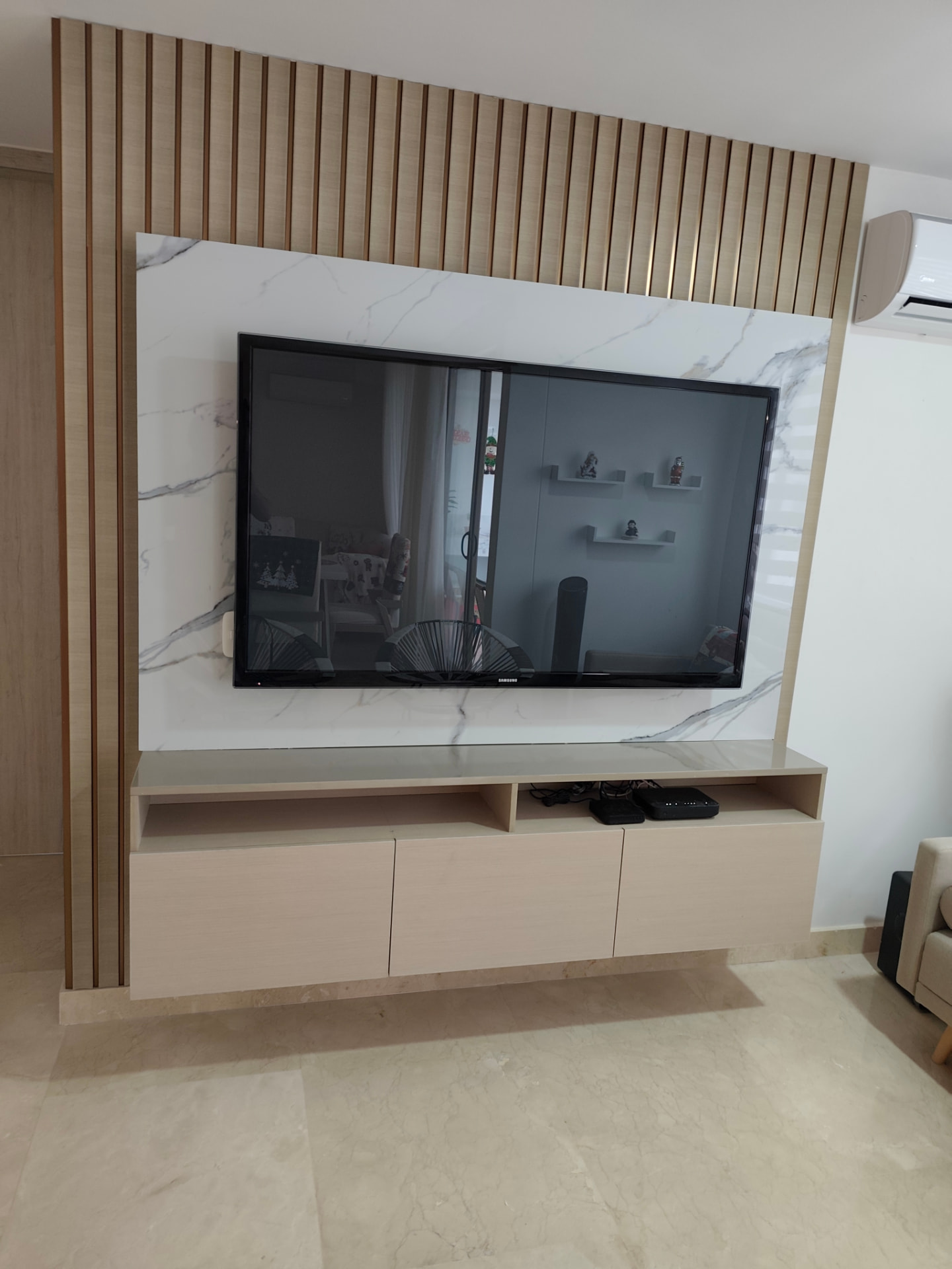 Centro de entretenimiento con paneles y mueble bajo a la medida